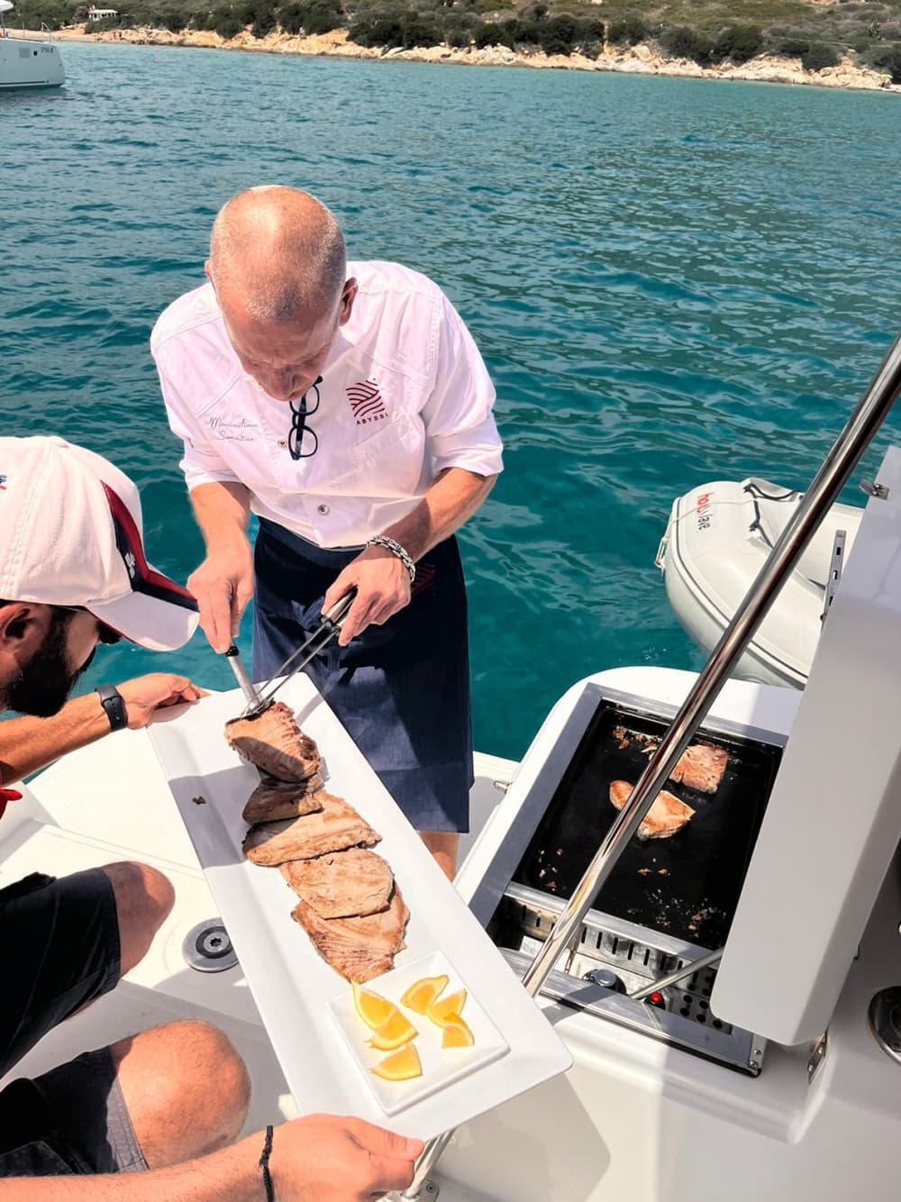 Erkunden Sie Cagliaris verborgene, wunderschöne Küste auf einem Katamaran.