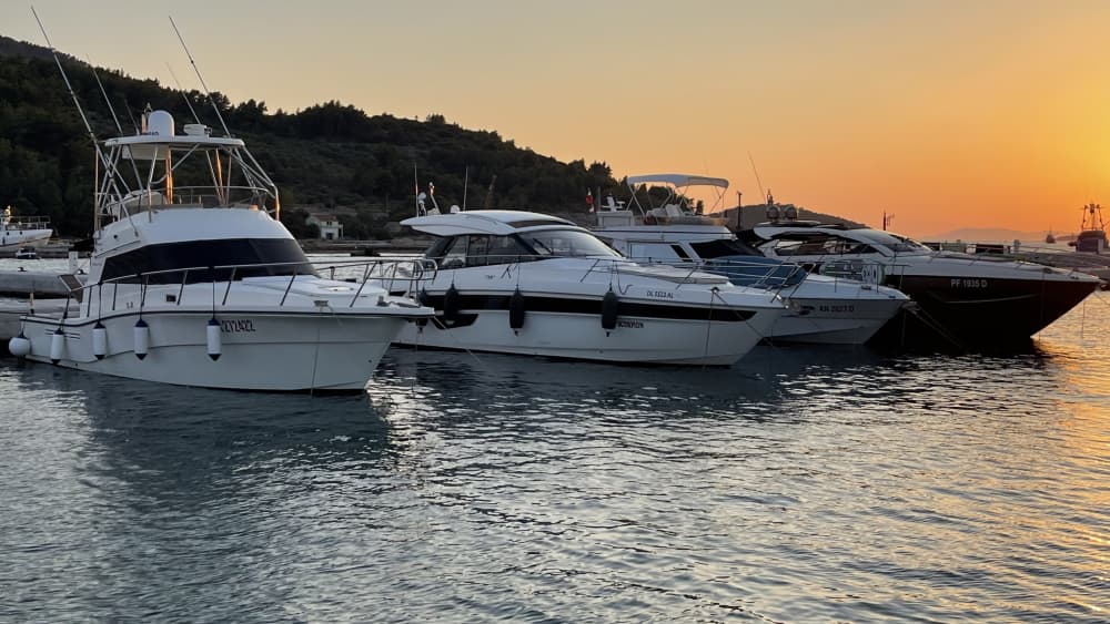 Seu dia em Makarska: Alugue uma lancha para um dia inteiro de descobertas.