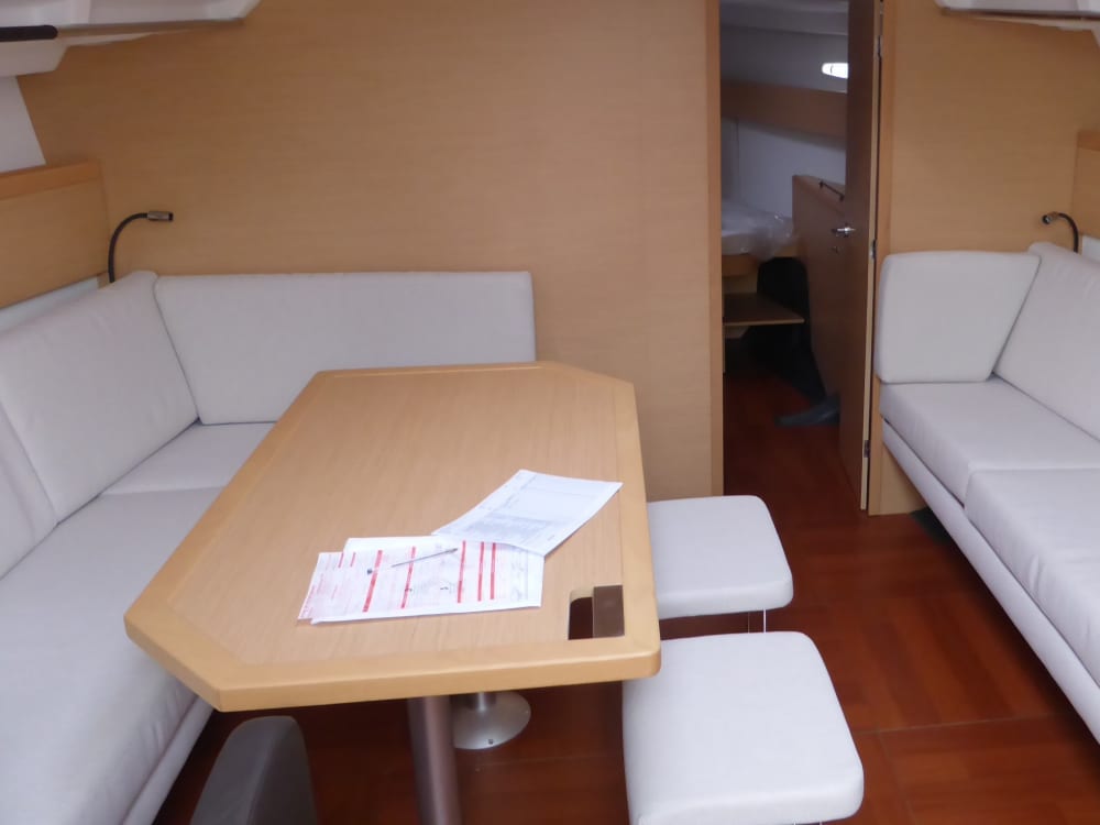 Descubre La Grande-Motte en una excursión de un día completo en velero.