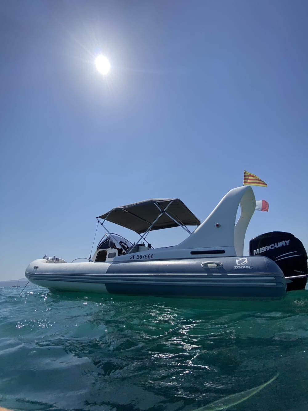 Scopri Saint-Cyprien a bordo di un motoscafo per 8 ore.