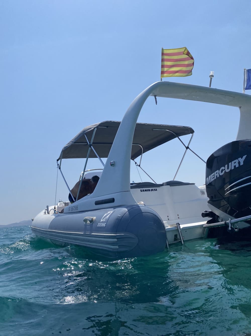 Scopri Saint-Cyprien a bordo di un motoscafo per 8 ore.