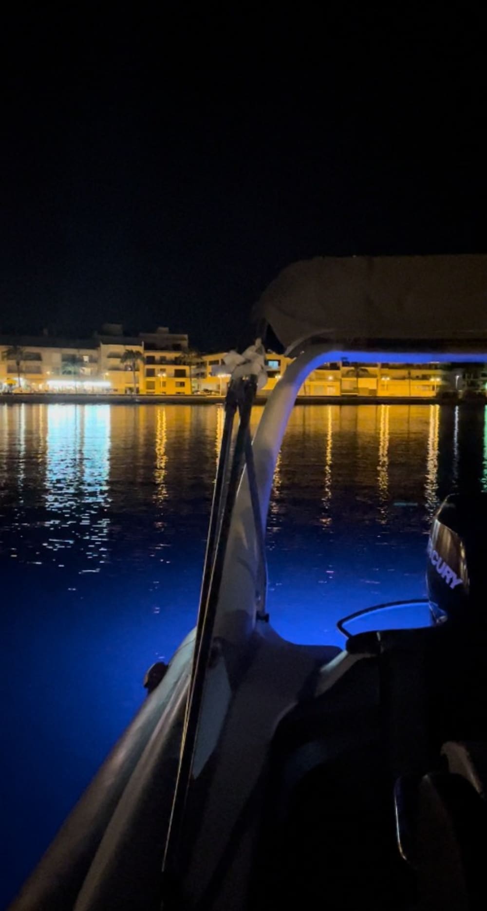 Scopri Saint-Cyprien a bordo di un motoscafo per 8 ore.