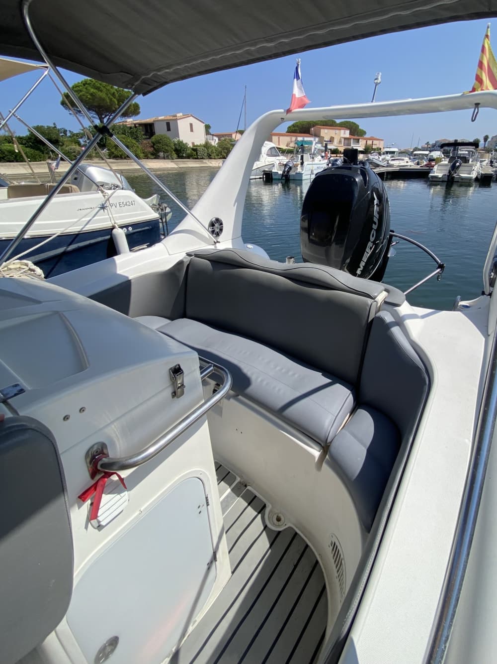 Scopri Saint-Cyprien a bordo di un motoscafo per 8 ore.