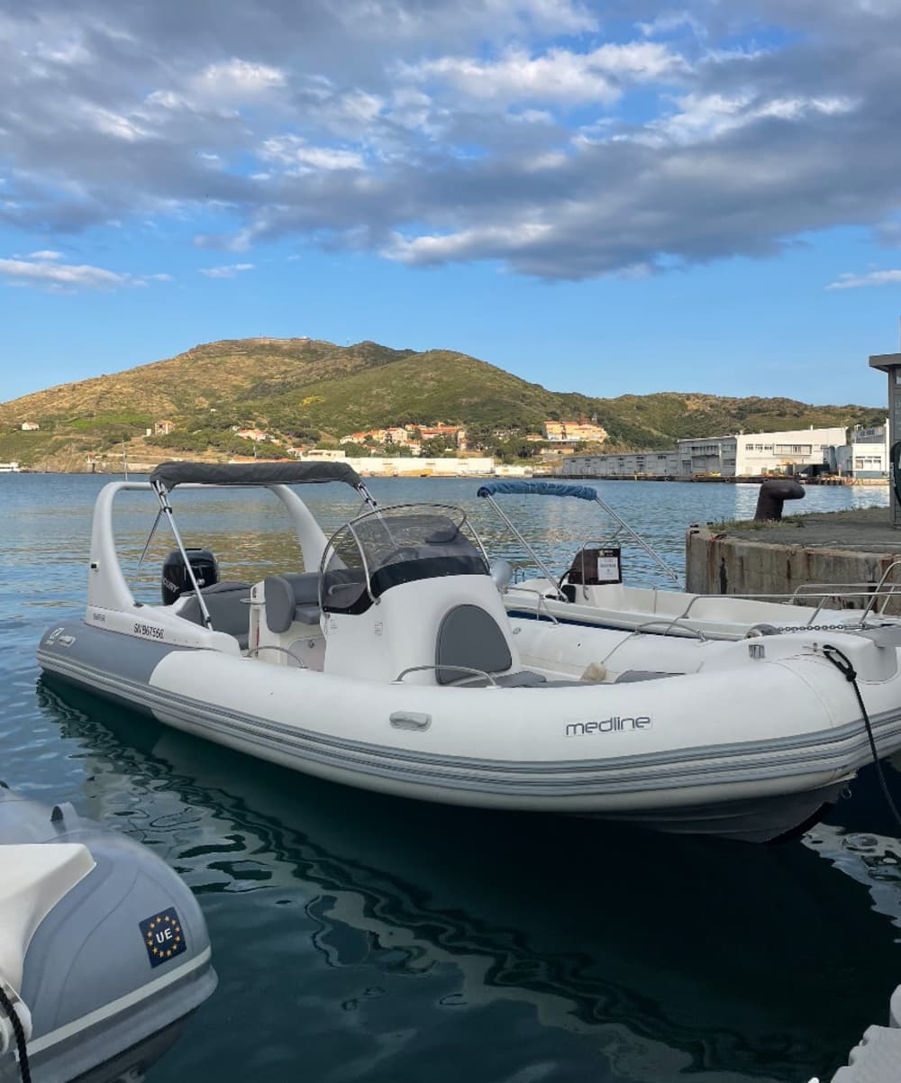 Scopri Saint-Cyprien a bordo di un motoscafo per 8 ore.