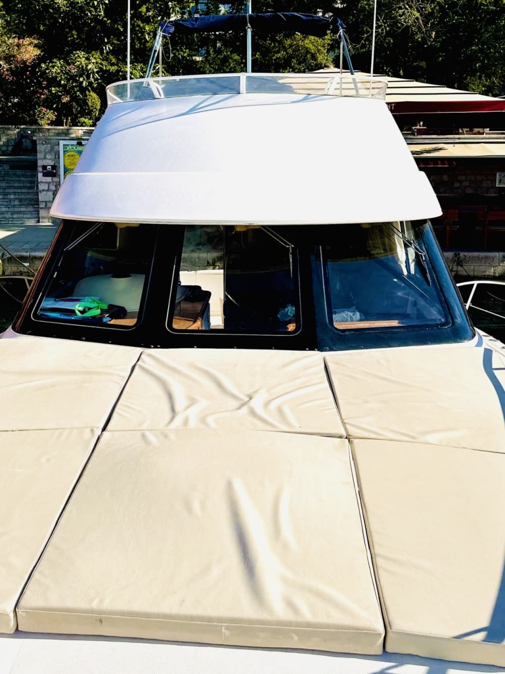 Koppla av på en motorbåt i Bol i 4 timmar och 30 minuter