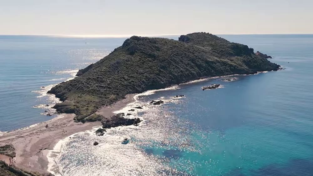 Mare, amore e sole: una giornata ricca di emozioni su un motoscafo.