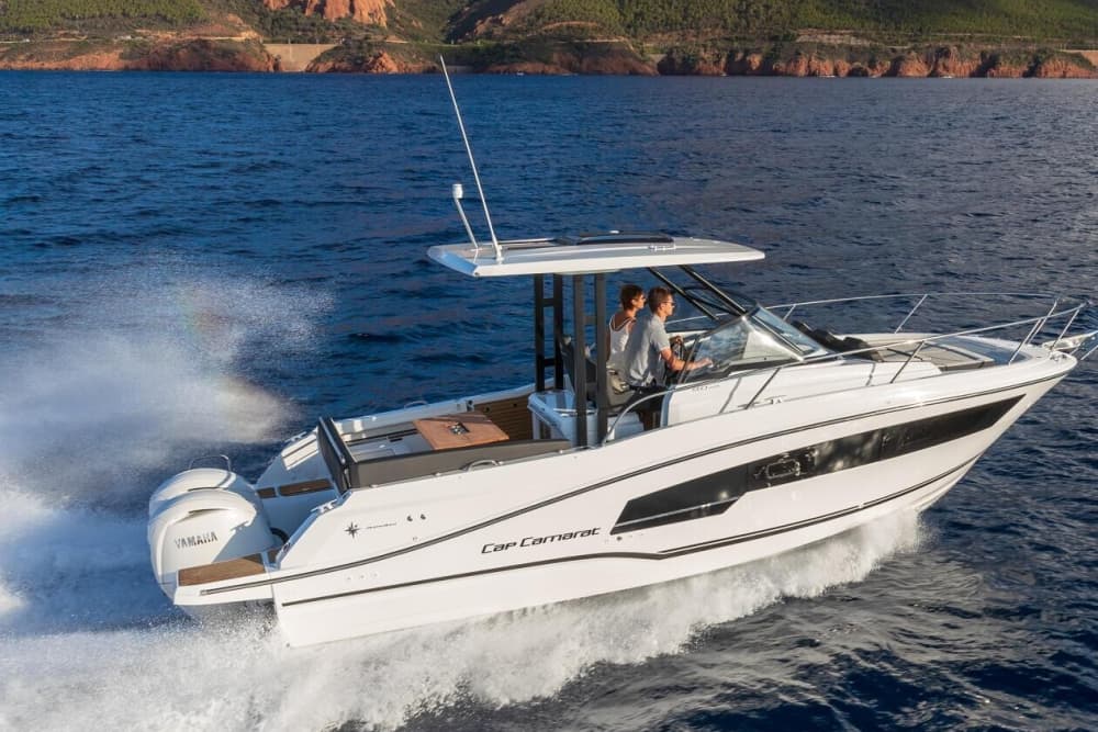 Mare, amore e sole: una giornata ricca di emozioni su un motoscafo.