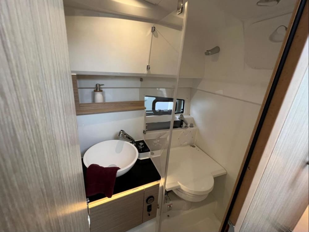 Mare, amore e sole: una giornata ricca di emozioni su un motoscafo.