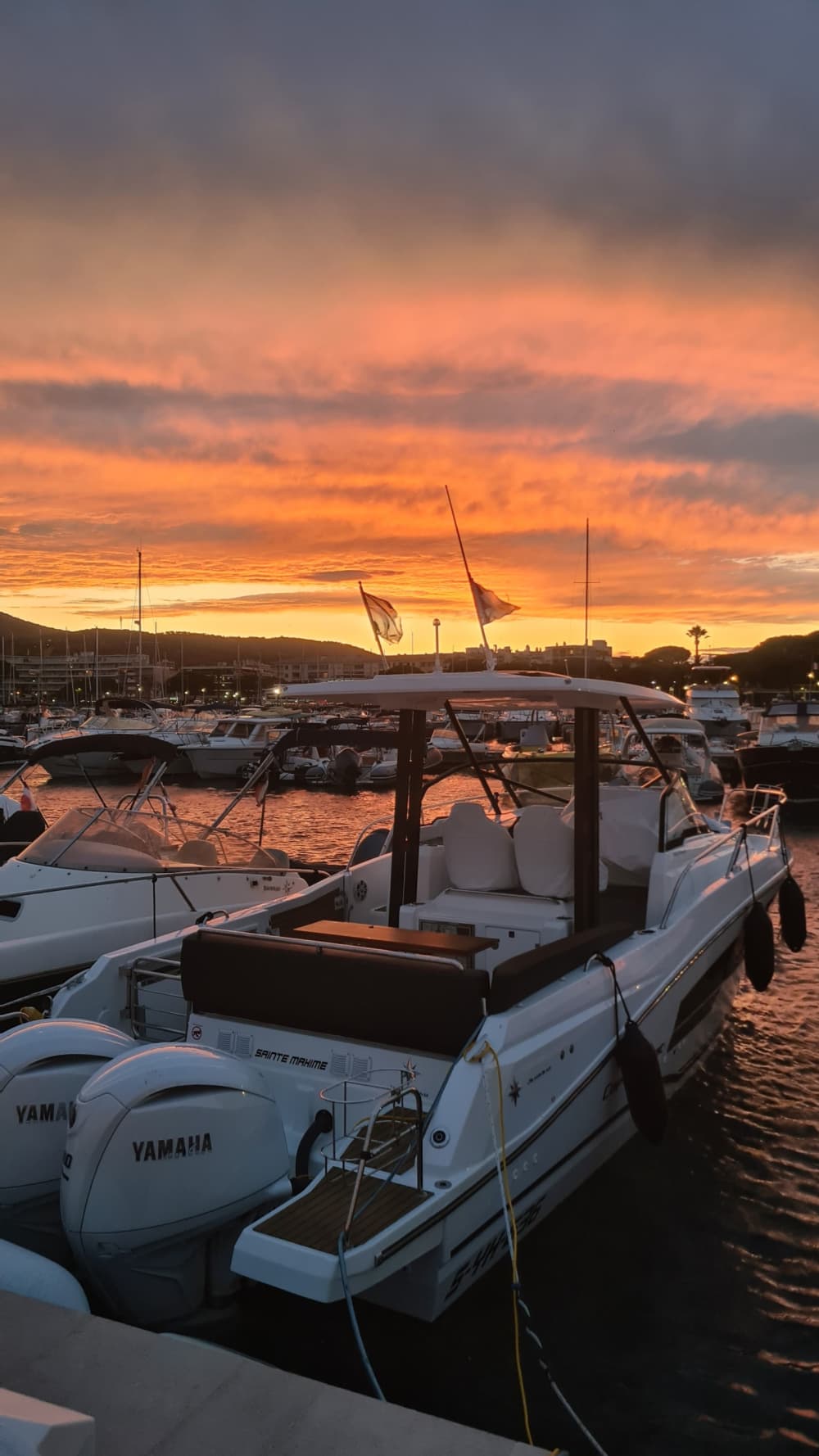 Mare, amore e sole: una giornata ricca di emozioni su un motoscafo.