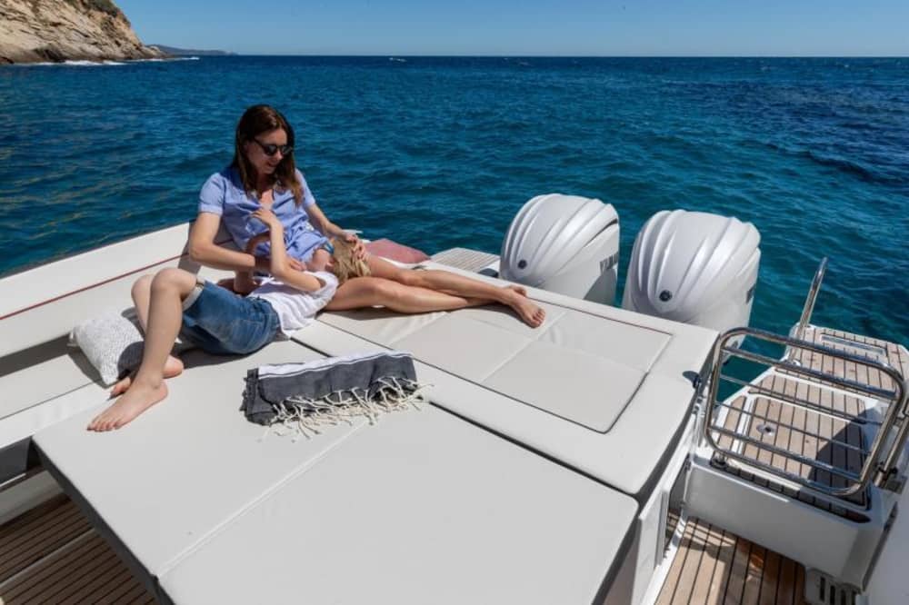Mare, amore e sole: una giornata ricca di emozioni su un motoscafo.