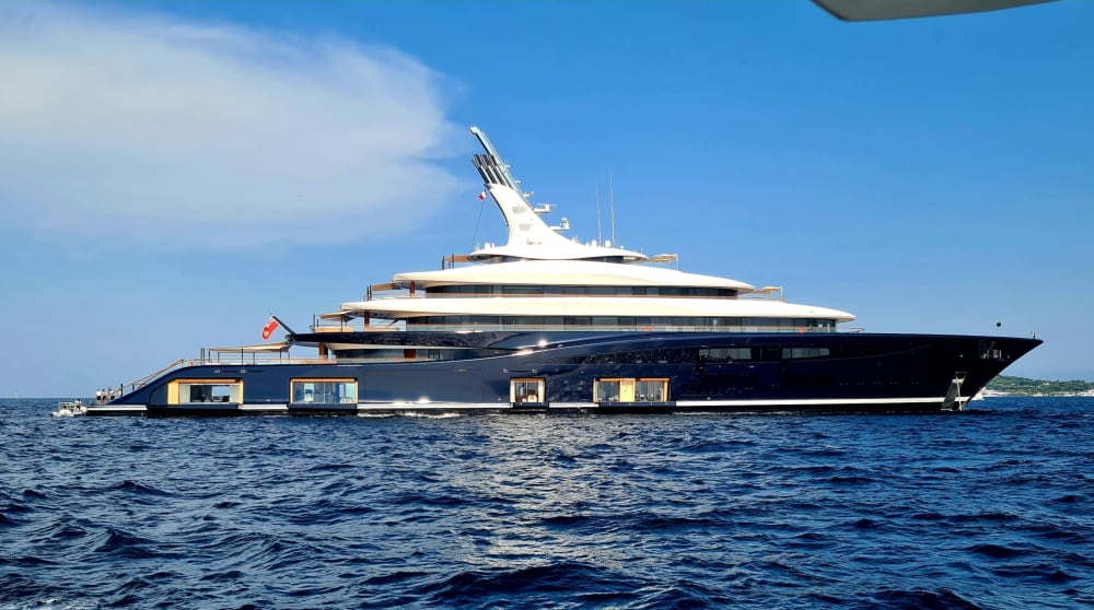 Mare, amore e sole: una giornata ricca di emozioni su un motoscafo.