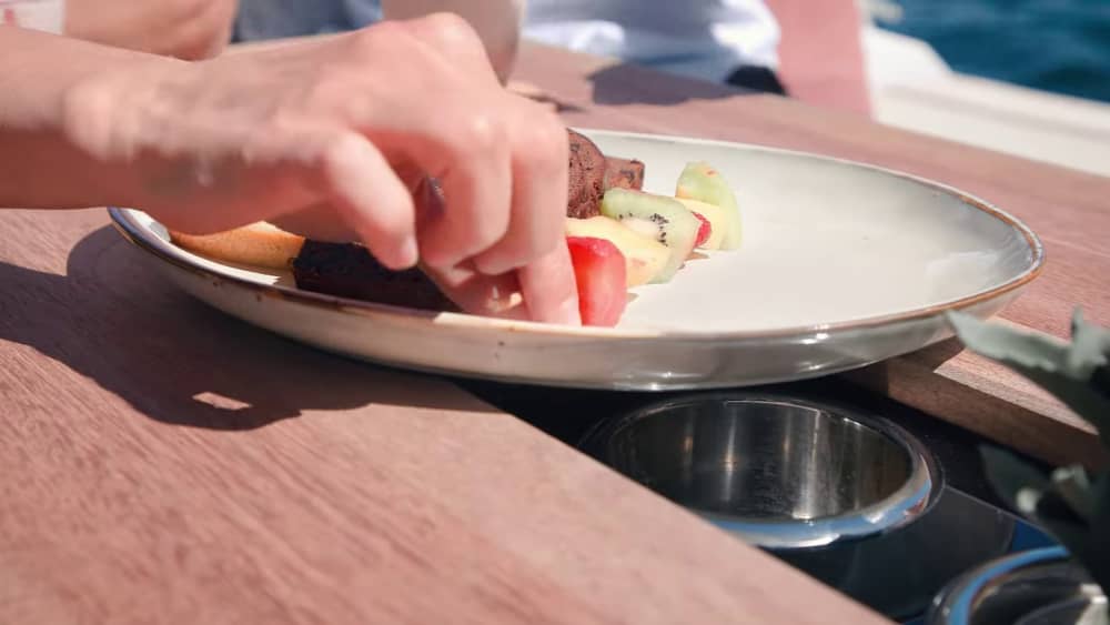 Mare, amore e sole: una giornata ricca di emozioni su un motoscafo.