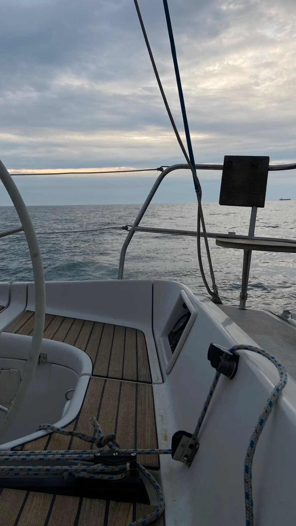 Sfrutta la brezza di Ancona: crea ricordi indimenticabili a tutta velocità su questo Rimar 36 Sport.