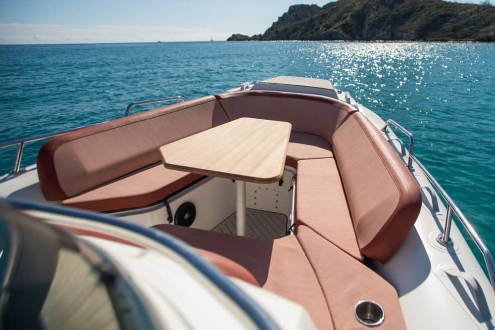 Stoßen Sie auf den Tag an und feiern Sie den Sonnenuntergang – Ibiza by Sea