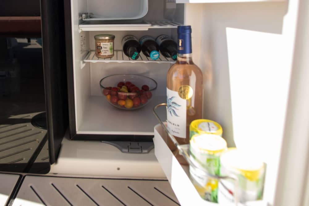 Stoßen Sie auf den Tag an und feiern Sie den Sonnenuntergang – Ibiza by Sea