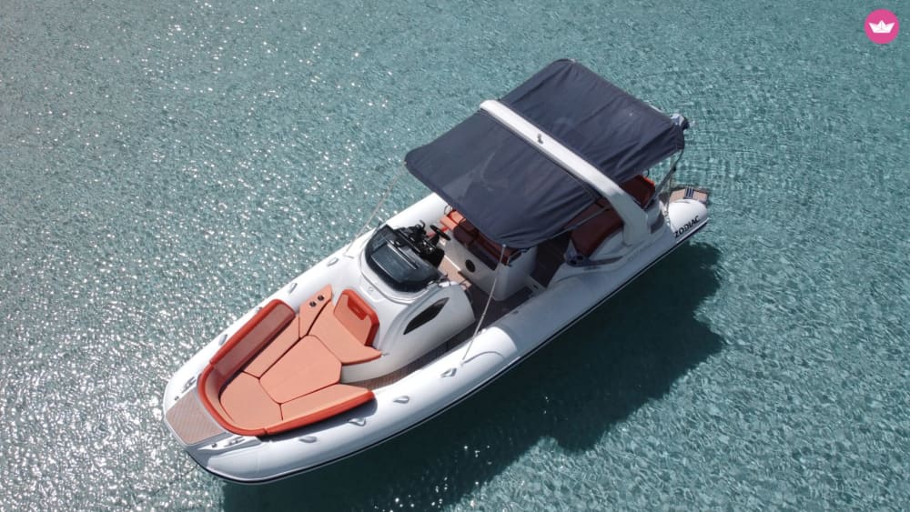 Stoßen Sie auf den Tag an und feiern Sie den Sonnenuntergang – Ibiza by Sea