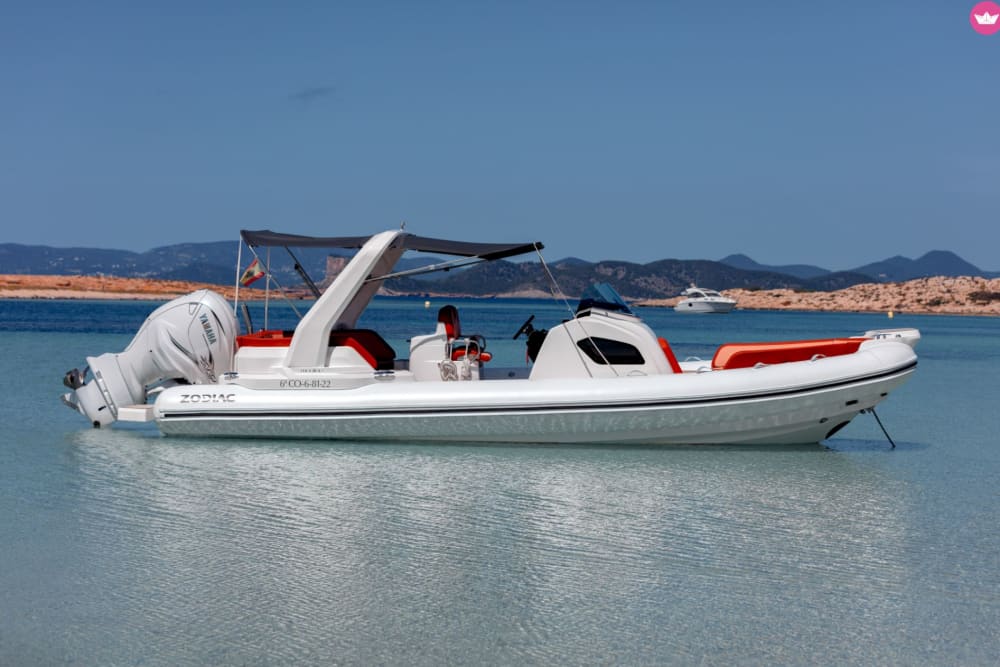 Stoßen Sie auf den Tag an und feiern Sie den Sonnenuntergang – Ibiza by Sea