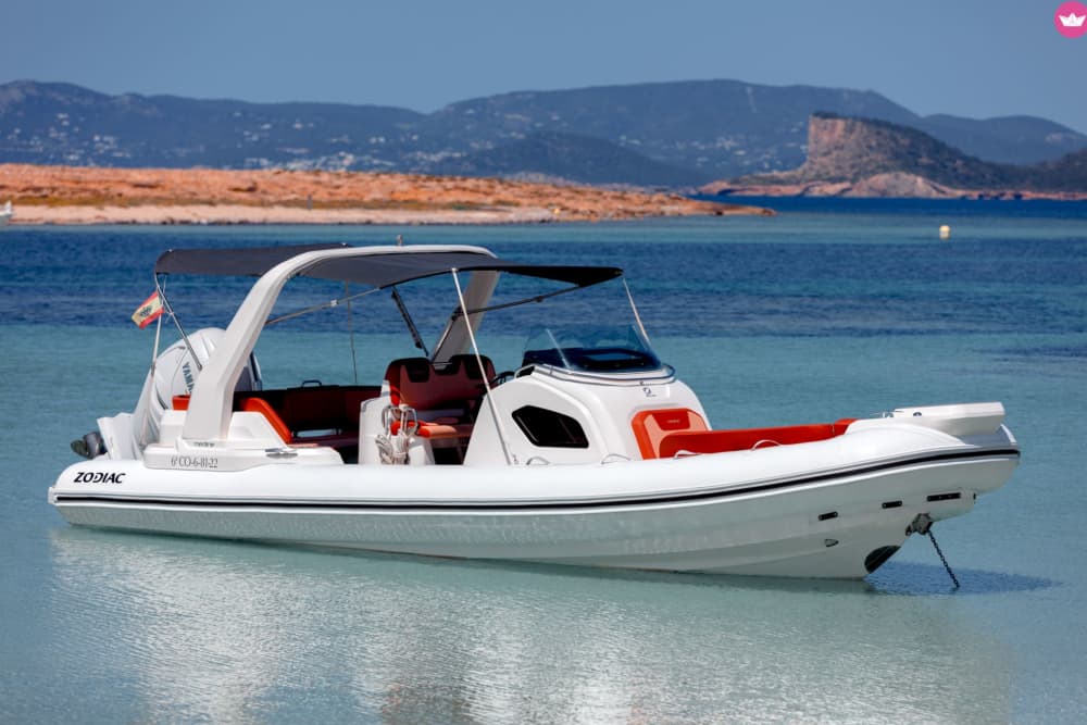 Stoßen Sie auf den Tag an und feiern Sie den Sonnenuntergang – Ibiza by Sea