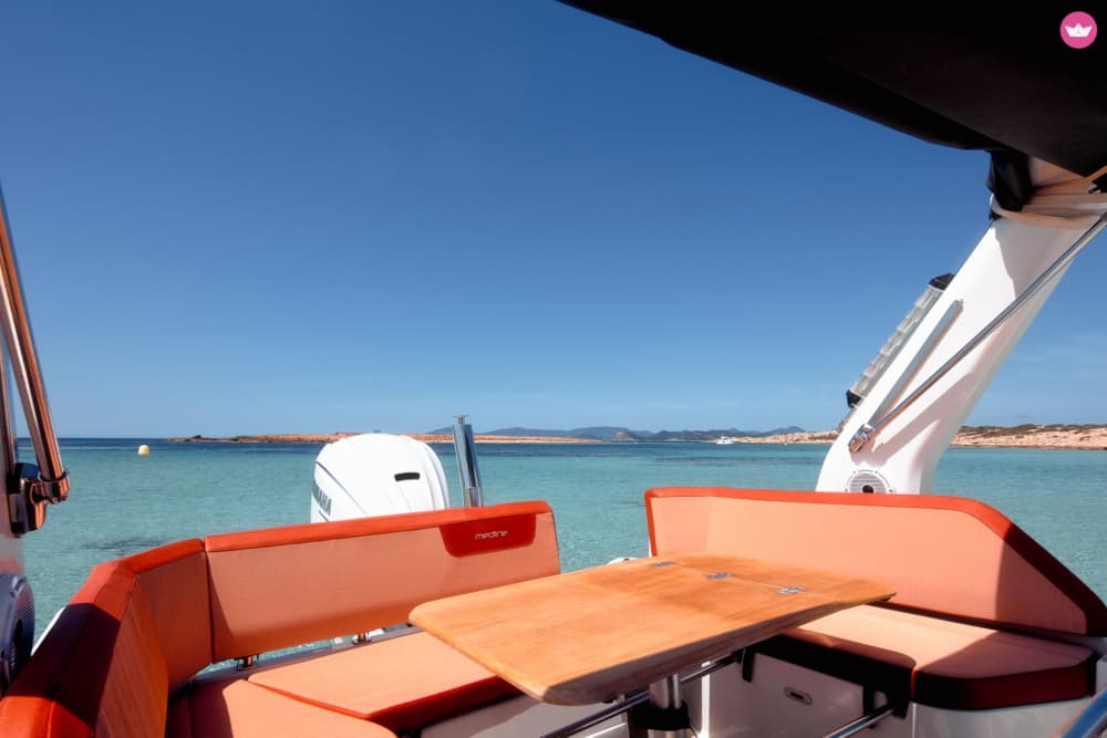 Stoßen Sie auf den Tag an und feiern Sie den Sonnenuntergang – Ibiza by Sea