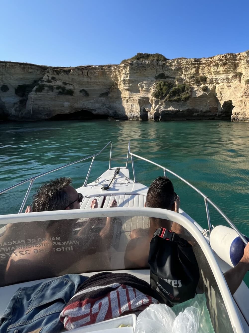 Excursión en barco desde San Foca a Sant'Andrea: Faraglioni y calas (2,5 horas)