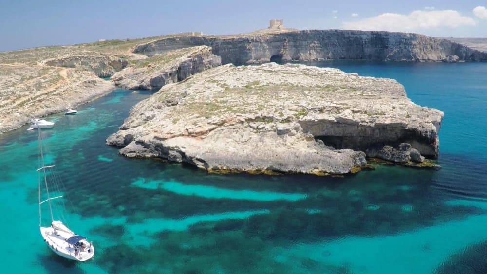 Avventura lungo la costa di Malta: un viaggio in barca a vela di un giorno intero da La Valletta a Comino
