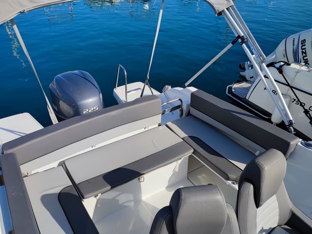 Een halve dagtocht in Saint-Raphaël met een motorboot.