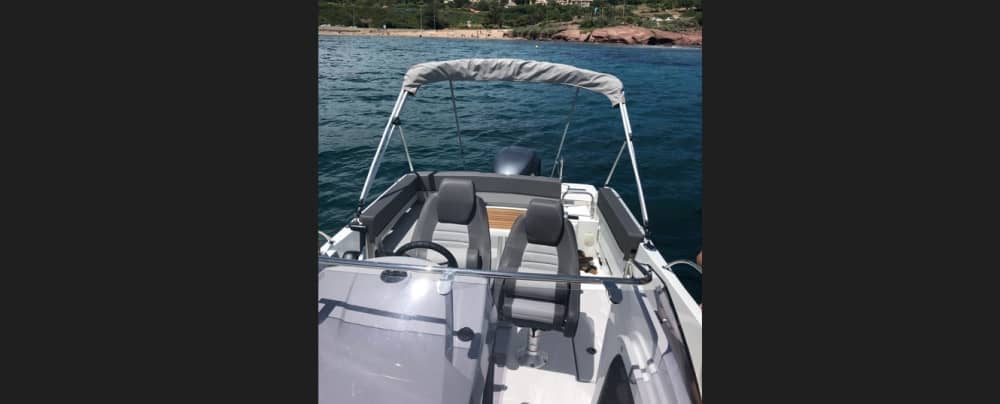 Een halve dagtocht in Saint-Raphaël met een motorboot.