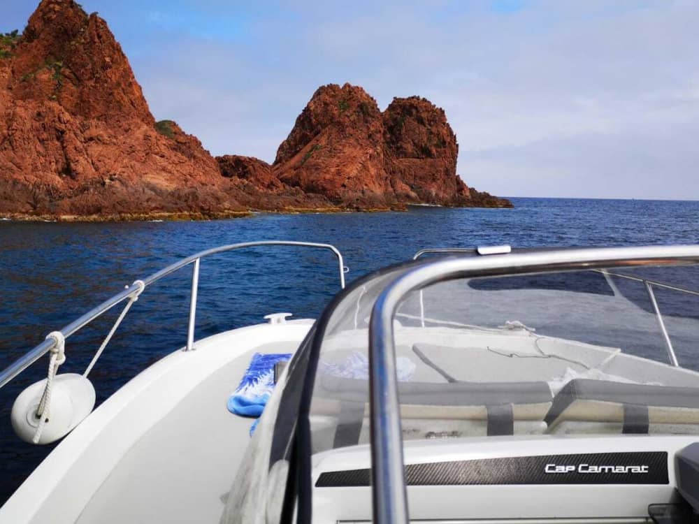 Een halve dagtocht in Saint-Raphaël met een motorboot.