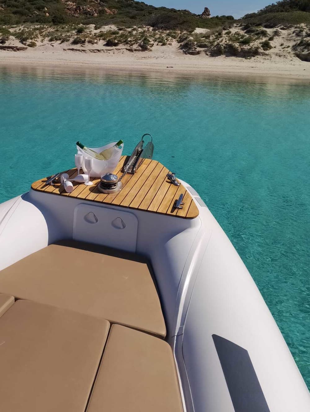 Disfrute de 9 horas y 30 minutos en lancha motora para explorar Porto Cervo.