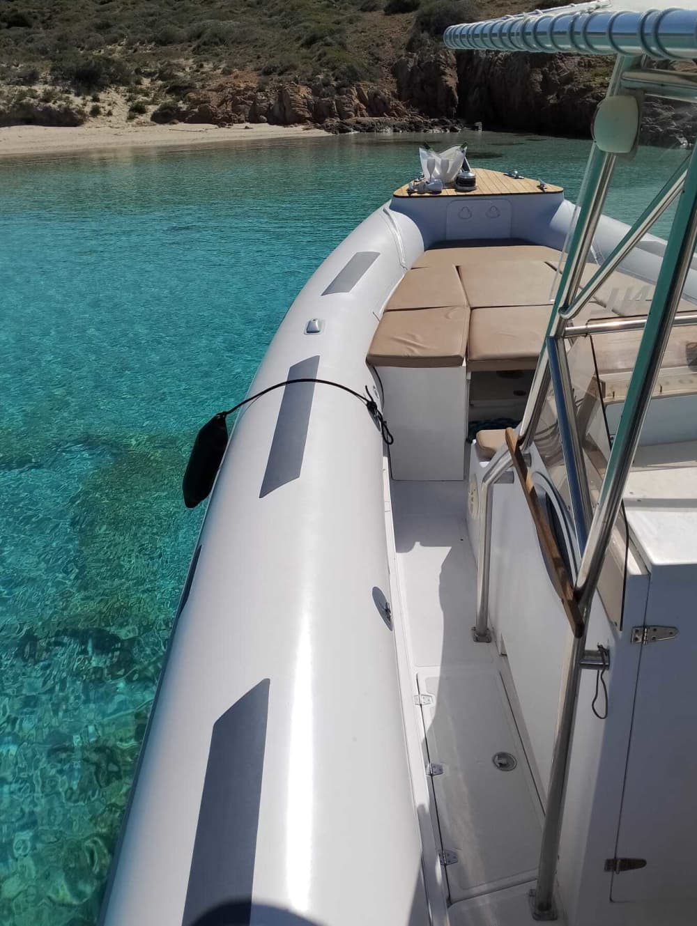 Enjoy 9h30 on a motorboat to explore Porto Cervo