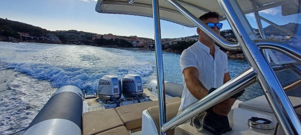 Enjoy 9h30 on a motorboat to explore Porto Cervo