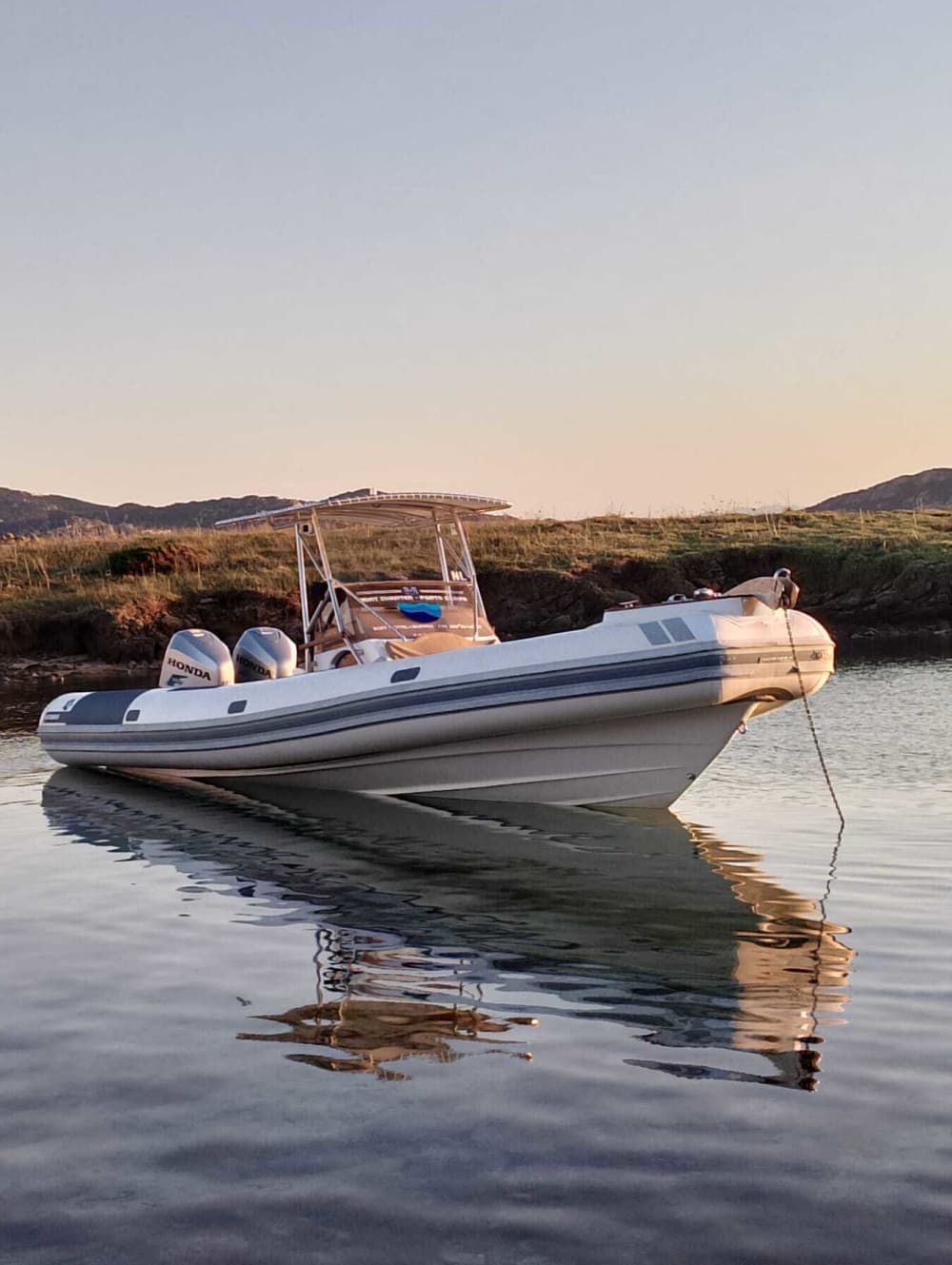Enjoy 9h30 on a motorboat to explore Porto Cervo