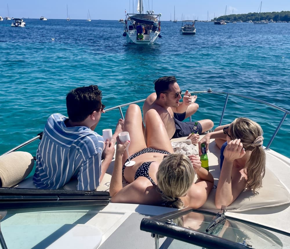 Sfrutta al massimo ogni momento: una giornata di sole nei dintorni di Nizza a bordo di un motoscafo.