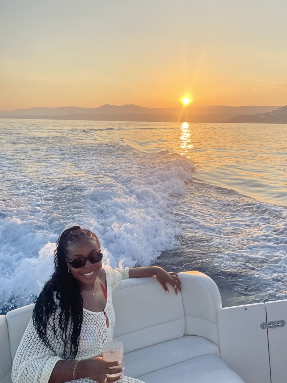 Jeden Moment genießen: Ein sonniger Tag rund um Nizza auf einem Motorboot