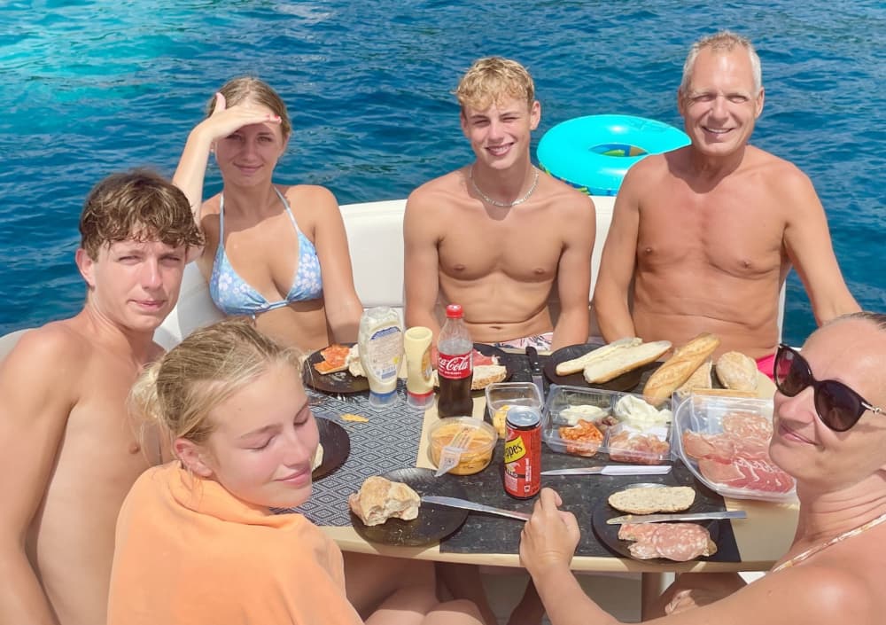 Make every moment count: A full day of sun around Nice on a motorboat
