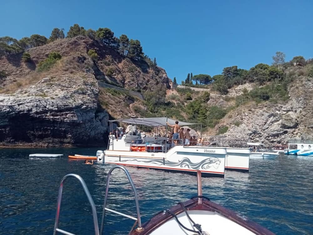 Excursion d'une journée en catamaran – Découvrez la côte sicilienne