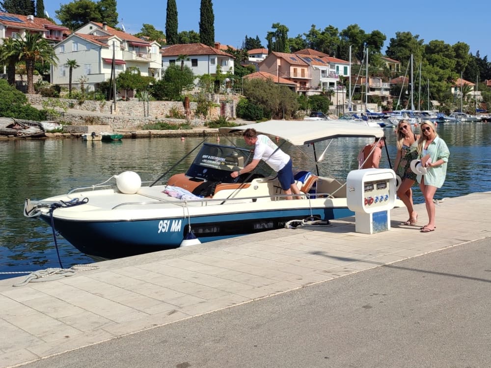 Enjoy the sun on a 9h boat trip in Makarska