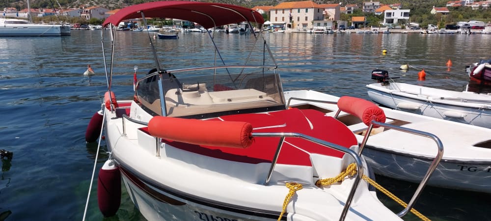 Experiencia cristalina: Descubra Trogir en lancha motora.