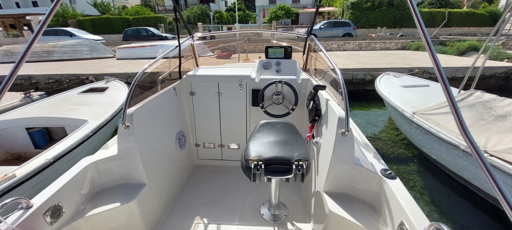 Experiencia cristalina: Descubra Trogir en lancha motora.