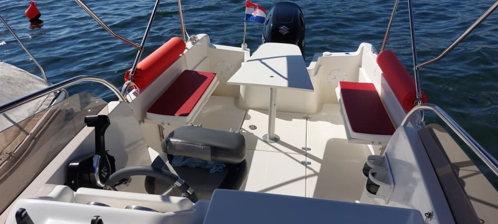 Experiencia cristalina: Descubra Trogir en lancha motora.