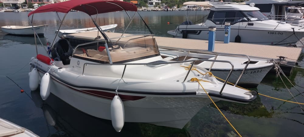 Experiencia cristalina: Descubra Trogir en lancha motora.