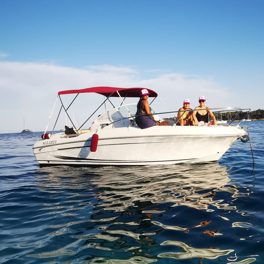 Njut av 3 timmar och 30 minuter av solsken på en motorbåt i Golfe Juan