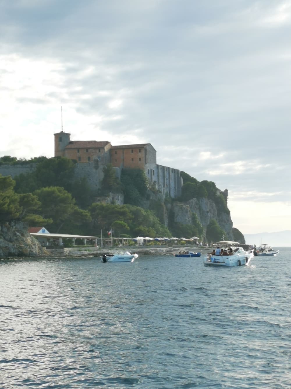 Njut av 3 timmar och 30 minuter av solsken på en motorbåt i Golfe Juan