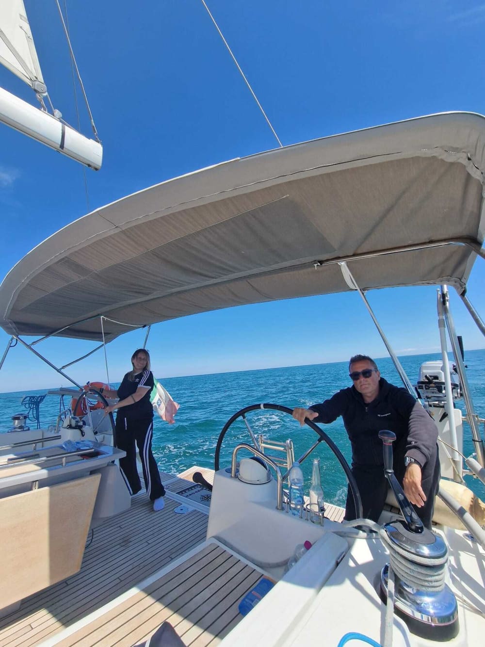 Traccia la rotta verso la gioia: una giornata intera di autentica navigazione a vela a Pescara su una barca a vela.