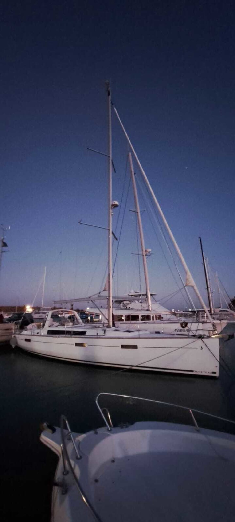 Traccia la rotta verso la gioia: una giornata intera di autentica navigazione a vela a Pescara su una barca a vela.