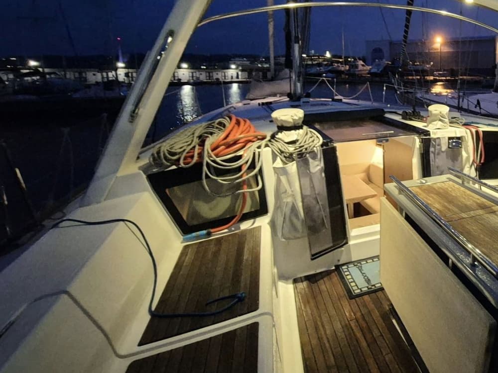 Traccia la rotta verso la gioia: una giornata intera di autentica navigazione a vela a Pescara su una barca a vela.