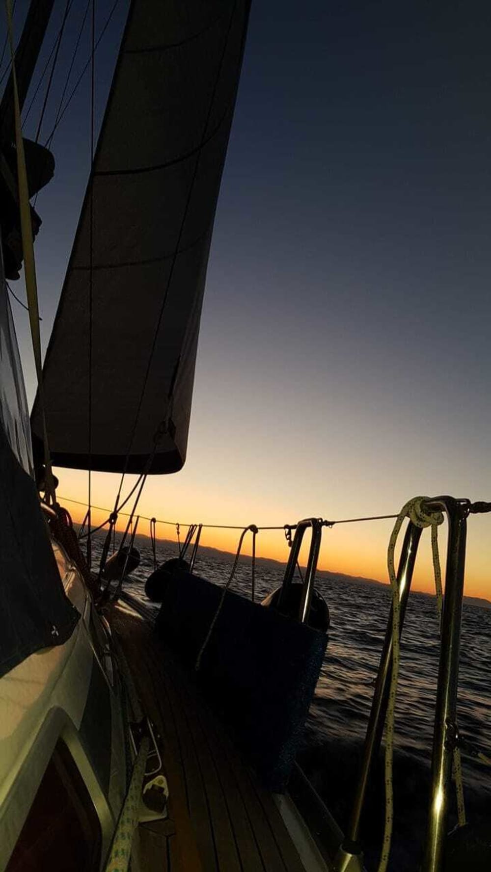 Traccia la rotta verso la gioia: una giornata intera di autentica navigazione a vela a Pescara su una barca a vela.