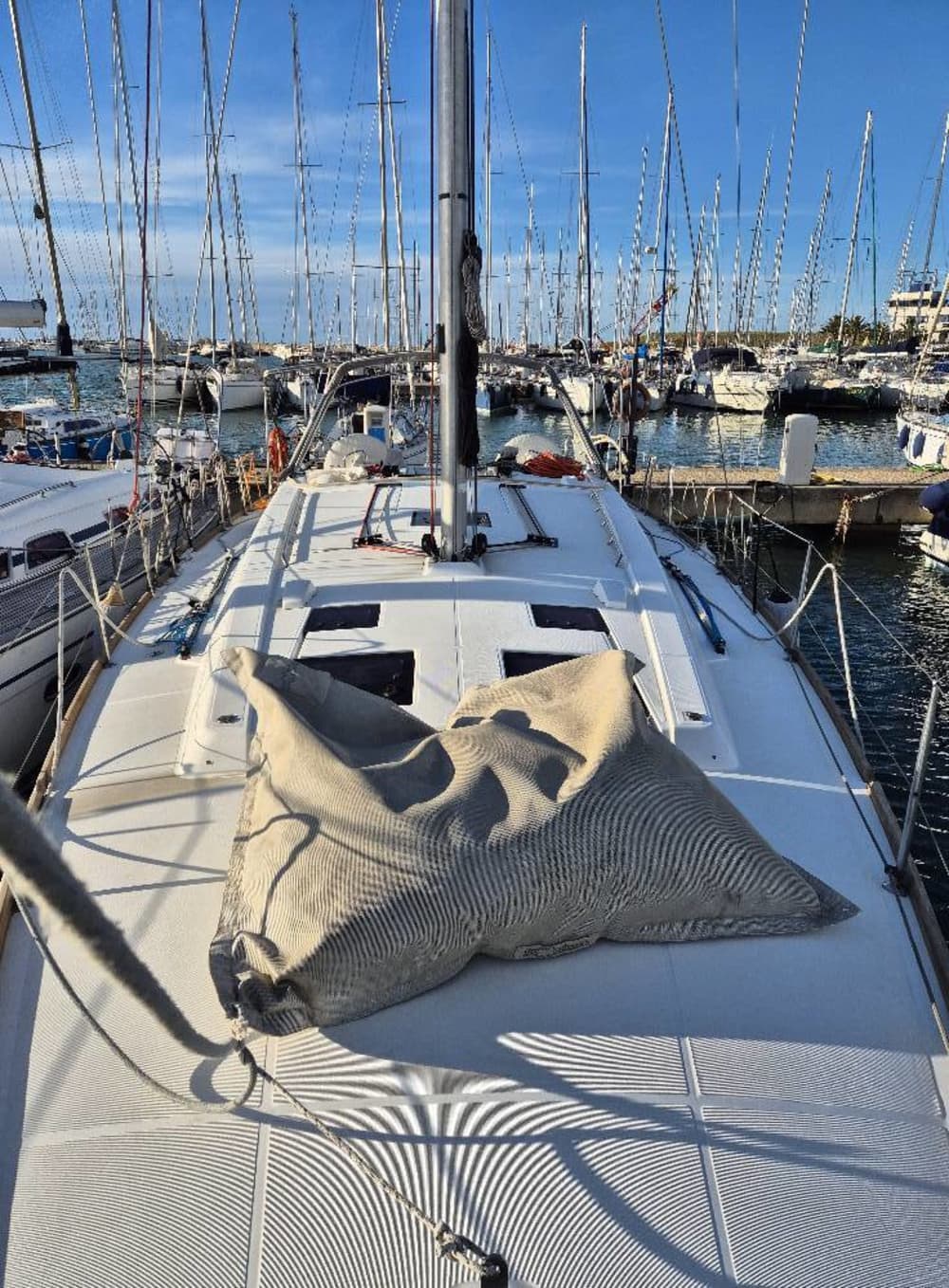 Traccia la rotta verso la gioia: una giornata intera di autentica navigazione a vela a Pescara su una barca a vela.