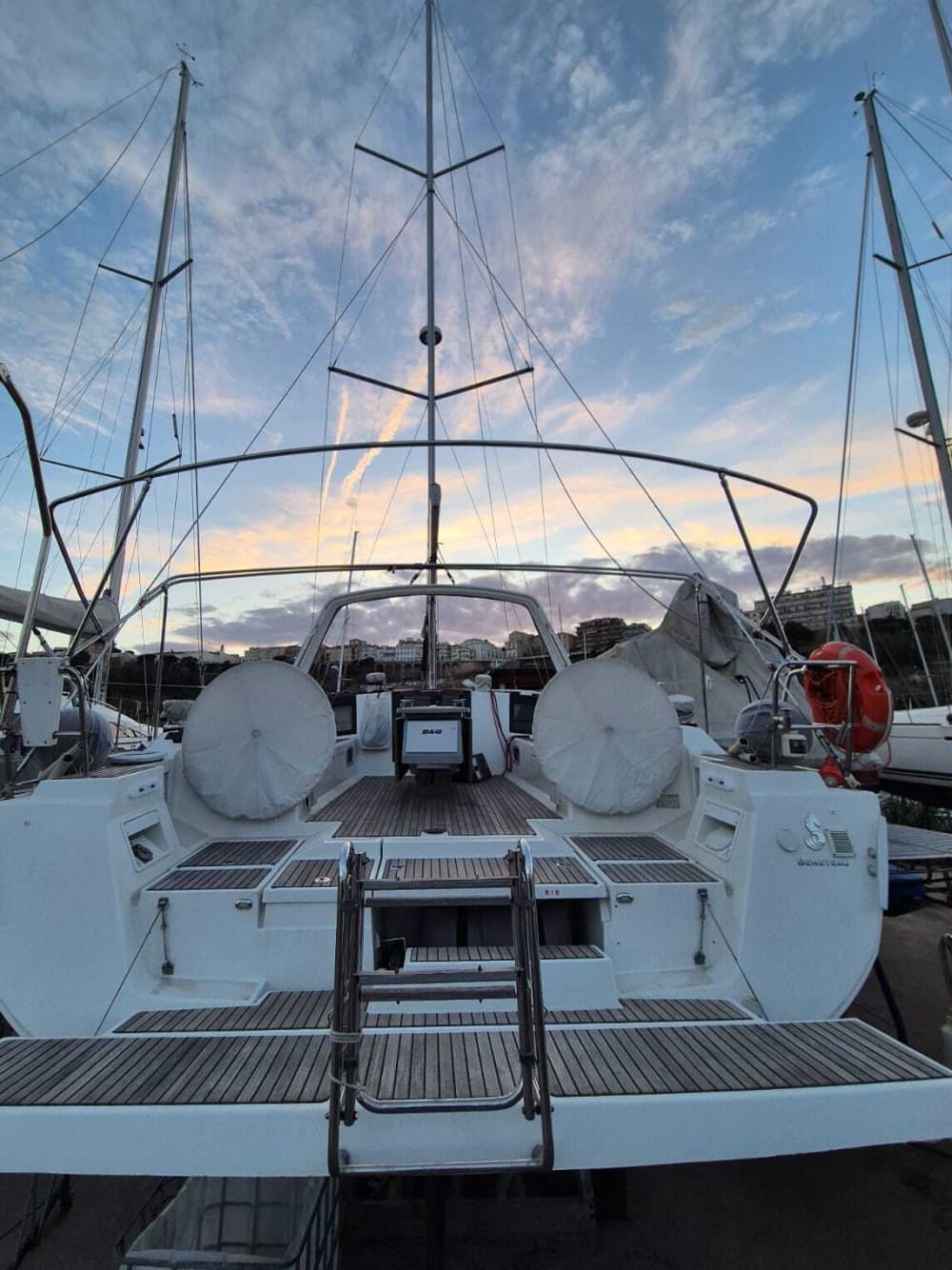 Traccia la rotta verso la gioia: una giornata intera di autentica navigazione a vela a Pescara su una barca a vela.