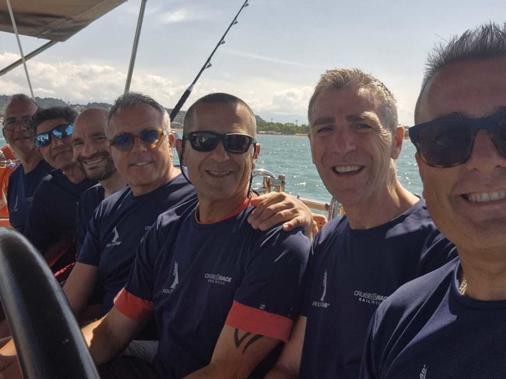 Traccia la rotta verso la gioia: una giornata intera di autentica navigazione a vela a Pescara su una barca a vela.